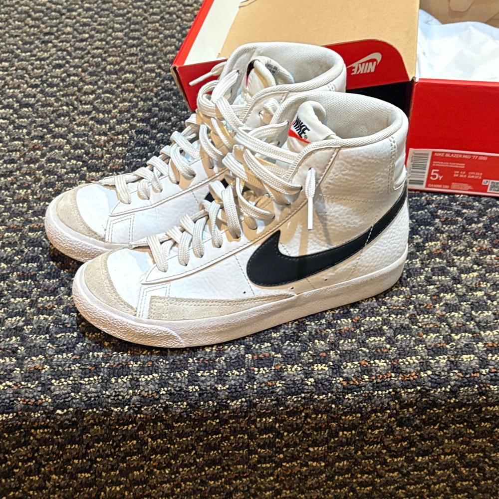Nike Blazer Mid '77 GS in White and Black